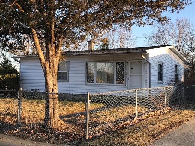 Building Photo - 1425 Evans Ave