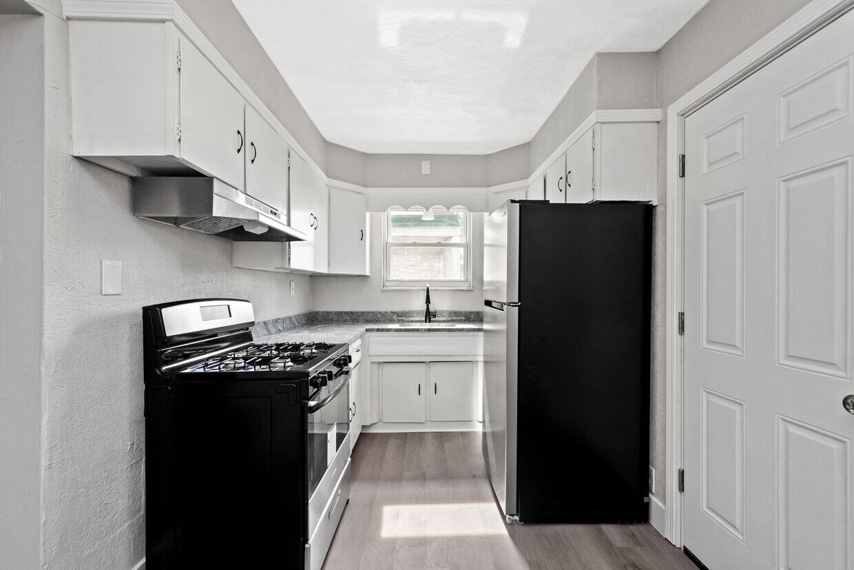 Cozy 2 bedroom home in Myer Park available... - Cozy 2 bedroom home in Myer Park available...