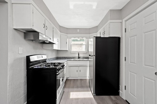 Cozy 2 bedroom home in Myer Park available... - Cozy 2 bedroom home in Myer Park available...