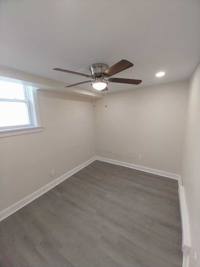 Photo - 118 W B St