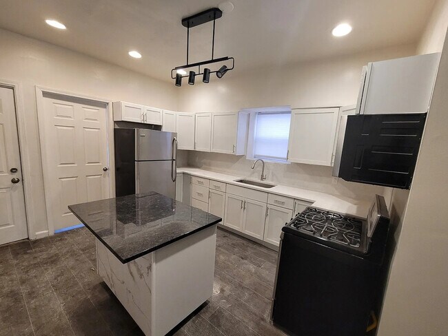 Building Photo - 1413 N LeClaire Ave Unit 1 Rental