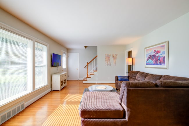 Photo - 8006 Watterson Trail