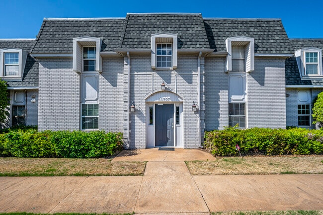 Building Photo - 11307 N May Ave Unit #D