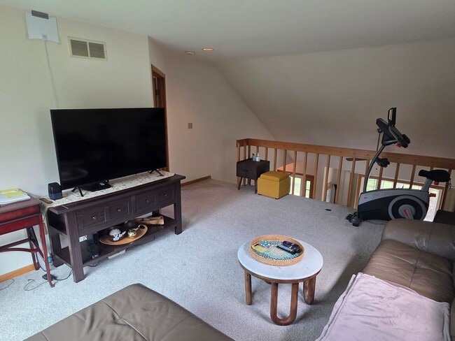 Photo - 3 bedroom 2 bath Hartland home with Arrowhead schools!