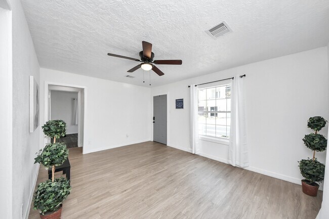 Photo - 2210 Detering St