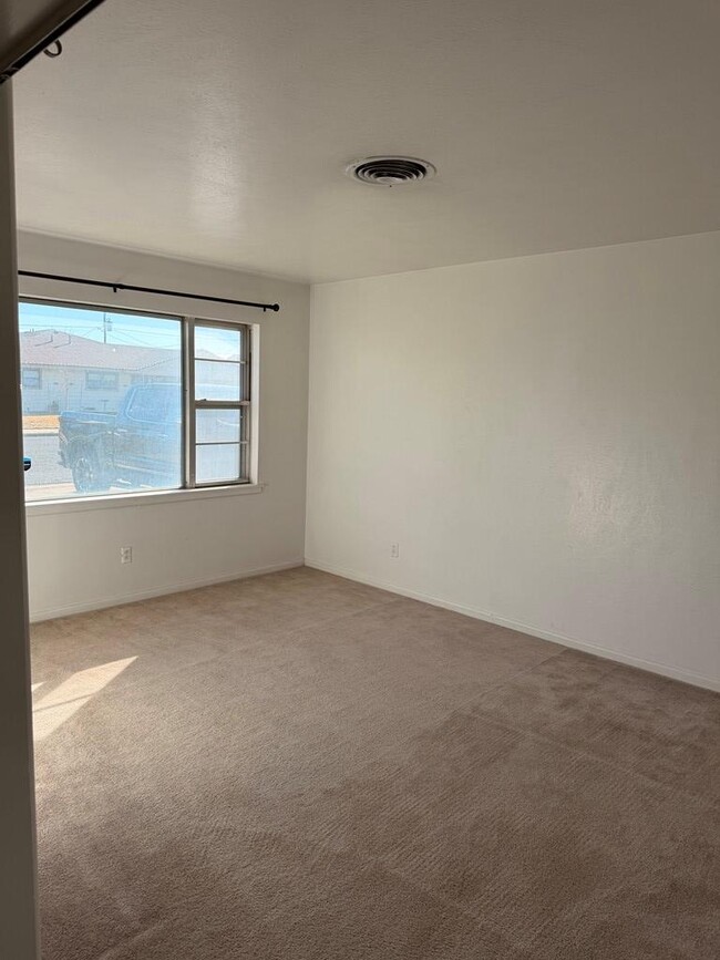 Photo - 1617 E 49th St