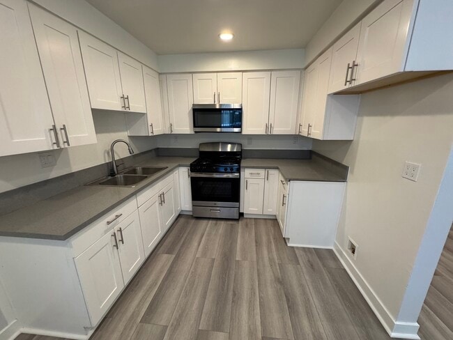 Photo - 325 Milford St Unidad 3