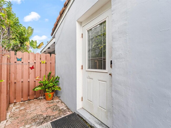 Building Photo - 1432 NE 5th Ave Unit 4