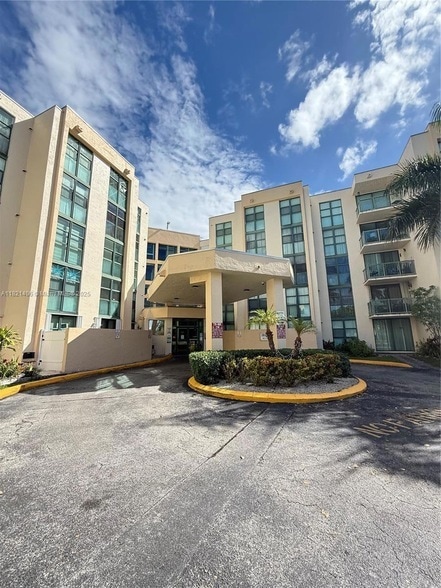 Building Photo - 2075 SW 122nd Ave Unit 405 Rental
