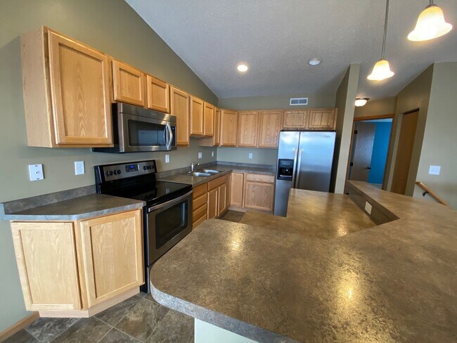 3 Bed 2 Bath Twin-Home - 3 Bed 2 Bath Twin-Home