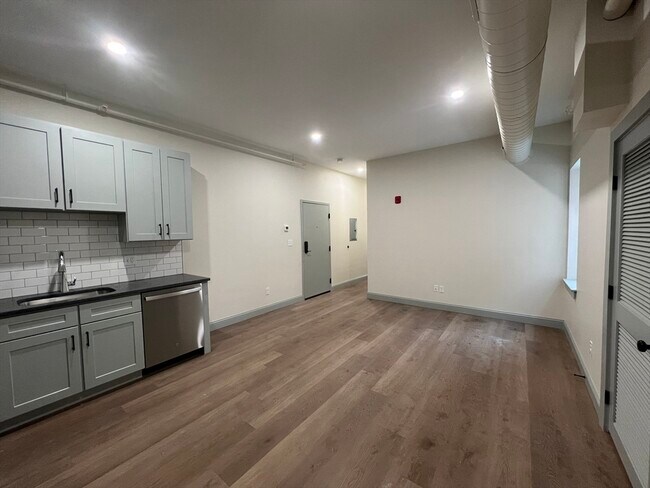 Photo - 160 Seabury St Unit 4