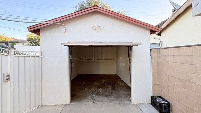 3 Bedroom 2 bathroom house located near the Kern Medical Hospital, East Bakersfield High, and a s...
