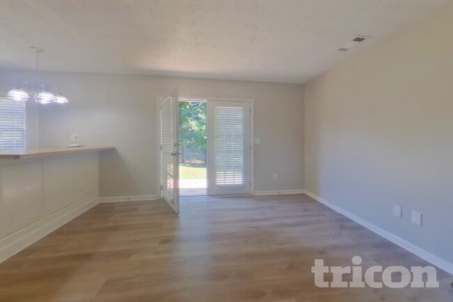 Photo - 1182 Plunkett Way