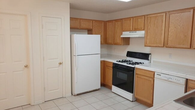 Photo - 4 Bedroom, 2.5 Bathroom! Lovely Home Comin...