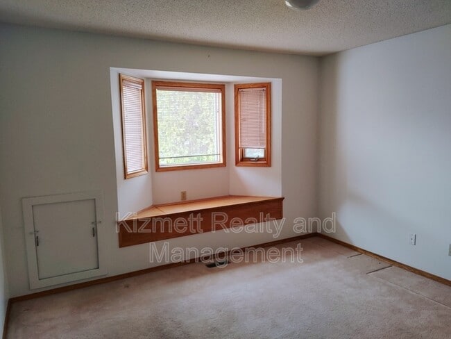 Photo - 615 Forest Ln NW