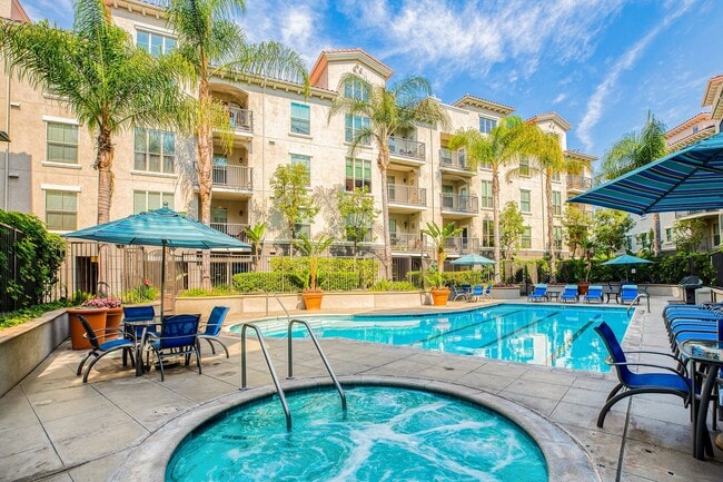 Relax in our poolside jacuzzi - Windsor Lofts at Universal City