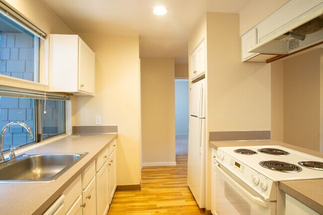 Photo - Get $500 OFF! Fantastic Lake Oswego 1Bdr w/Fireplace, Dishwasher, W/D & Patio! Unit 4685-A