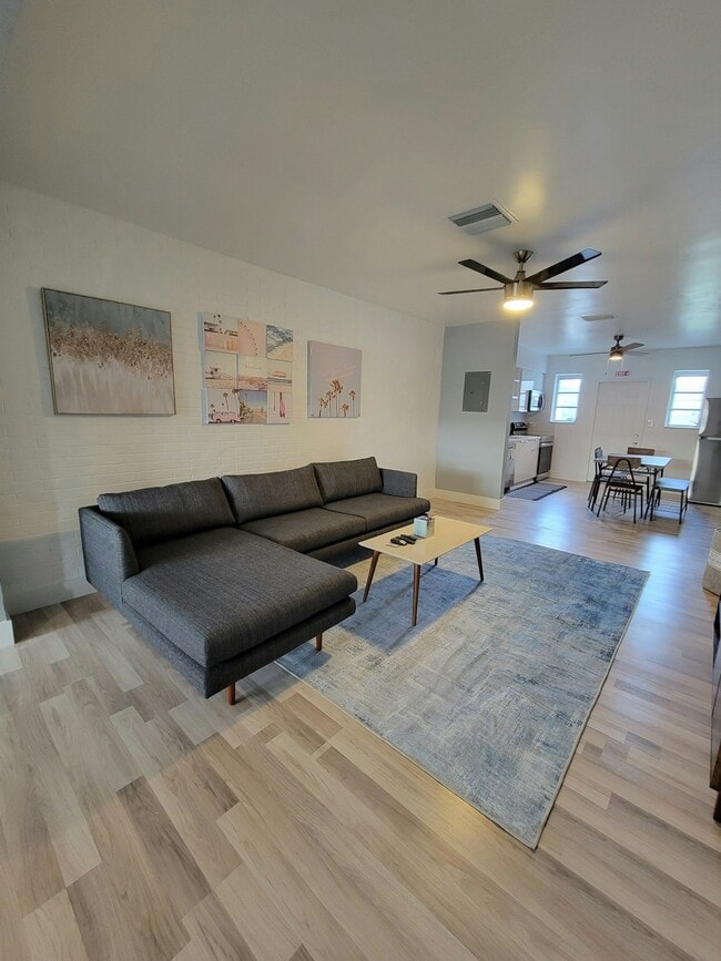 2215 N 20th Ave