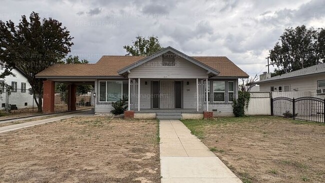 Building Photo - 3 bedroom/ 2 bathroom house located in East Bakersfield near a hospital and an elementary school.