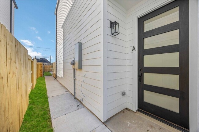 Photo - 1466 Ferguson Way Unidad B