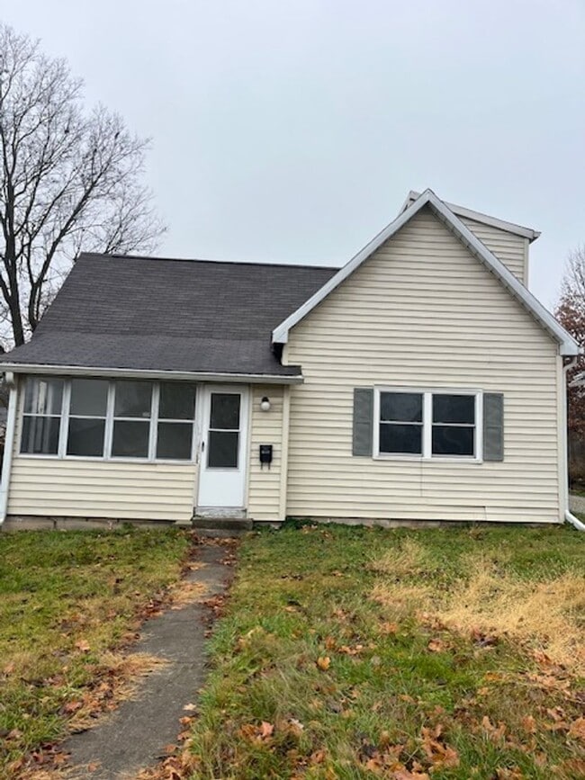 Building Photo - Cozy Multi-Level Living Close to Downtown