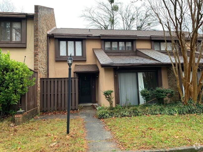 Building Photo - Renovated Town Home - Section 8