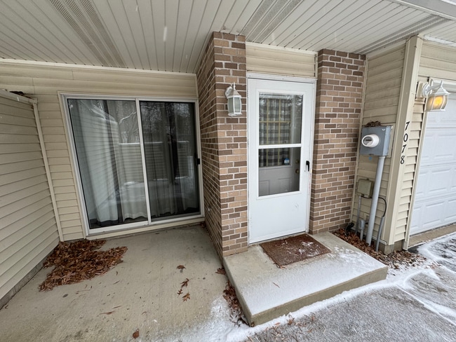 Patio/Frente - 7078 48th St N