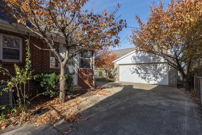 Photo - 28 E Jeffrey Pl