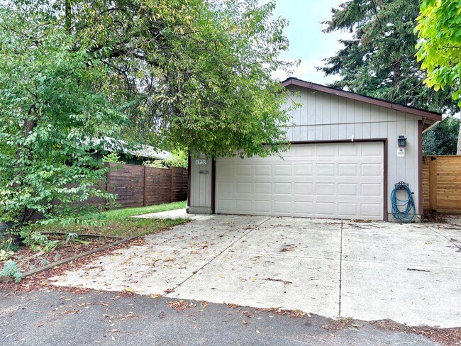 Building Photo - 6732 SE 56th Ave