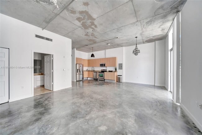 Building Photo - 2100 Van Buren St Unit 517