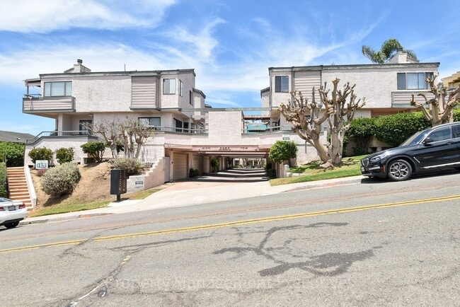Building Photo - Renovated 2 Bedroom, 2.5 Bath Townhome