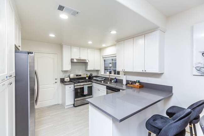 Photo - Newly Remodeled 5B4B. 2 mile from the Rose...