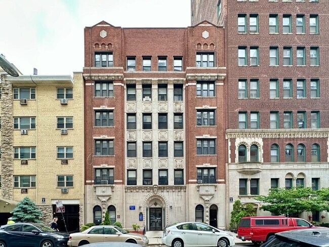 Building Photo - 411 W Roscoe St Unit J09W