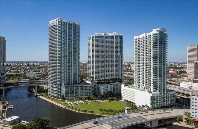 Building Photo - 92 SW 3rd St Unit 3608 Rental
