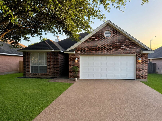 Building Photo - "Charming 3-Bedroom Retreat with Cozy Fireplace in College Station – 1485 Sq. Ft. of Comfort!"