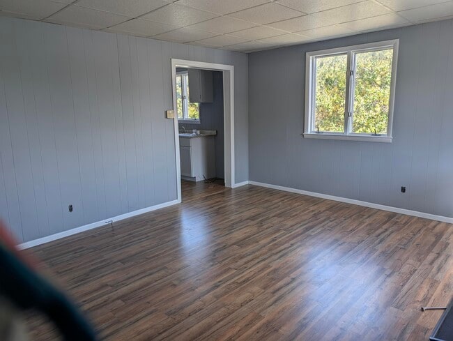 Living Room - 302 Jerome Ave Unit apt 2