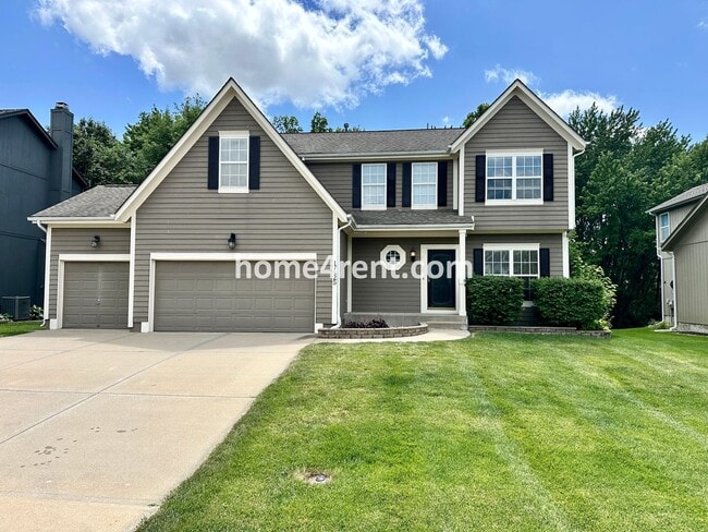 Beautiful Four-Bedroom Home with Three Car... - Beautiful Four-Bedroom Home with Three Car...