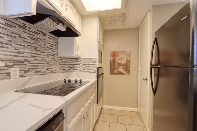 Photo - 707 Harbour Town Dr