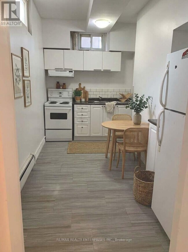 Photo - 142 Emerald St S