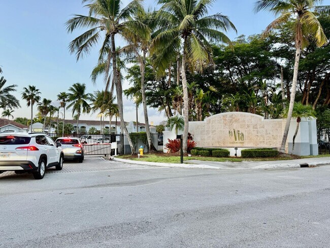 Building Photo - 9645 NW 1st Ct Unit 205