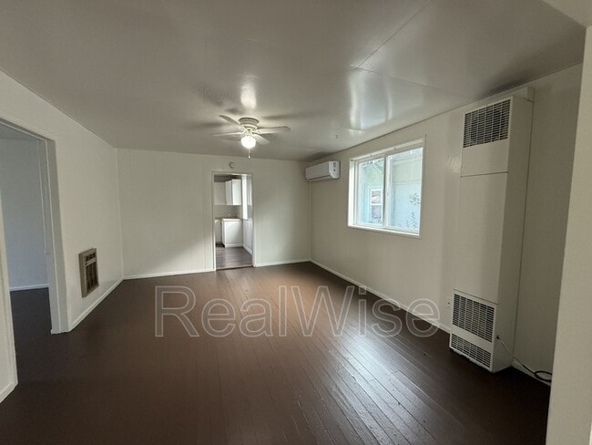 Photo - 328 SE Lane Ave