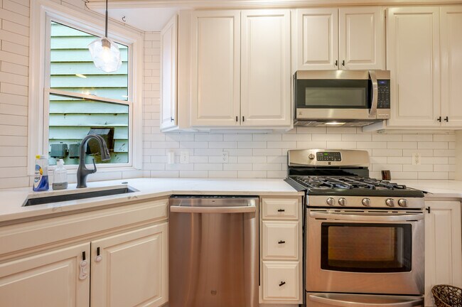 Photo - 1524 Constitution Ave NE