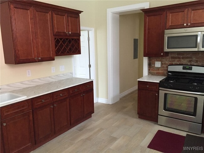 Building Photo - 900 Main St