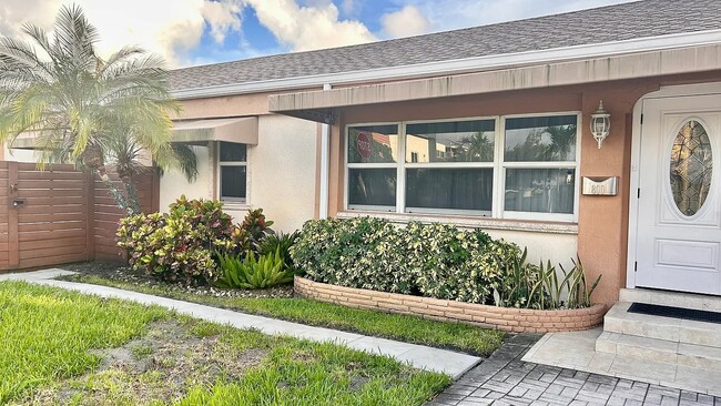 Photo - 800 NE 6th St Unidad 1