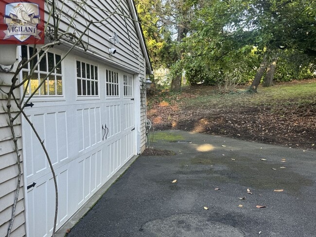 Photo - Amazing Furnished 4 bedroom home