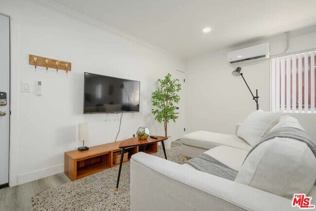 2417 S Budlong Ave Unit 3