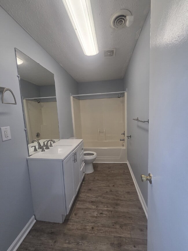 Photo - Cozy 1 Bedroom Retreat with Stylish LVP Flooring Unidad B