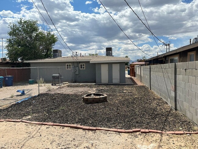 One story one bedroom Duplex Apartment, All Tile Floors!!! All Appliances!! Big back yard!!