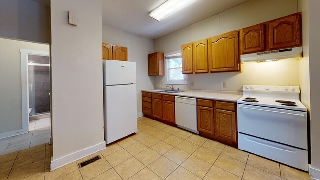 Building Photo - 242 E 18th Ave