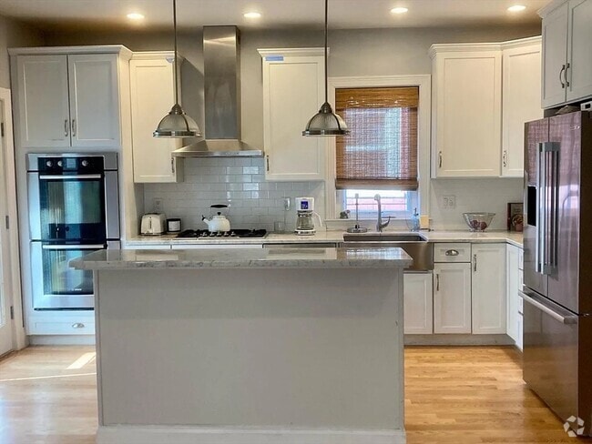 Building Photo - 645 E 6th St Unit 1 Rental